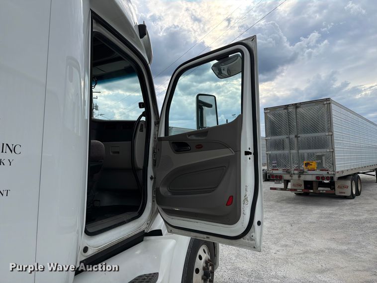 image for item FC3139 2020 Peterbilt 579 semi truck