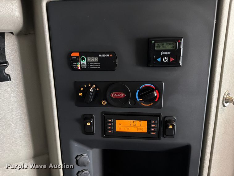 image for item FC3139 2020 Peterbilt 579 semi truck