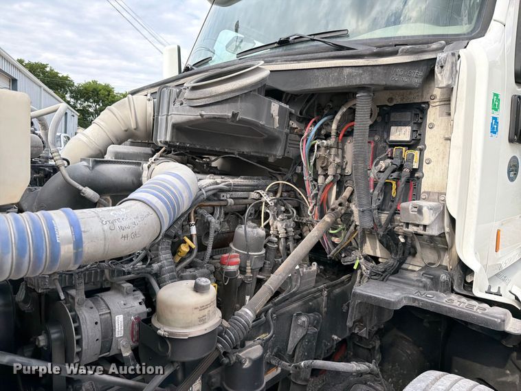 image for item FC3139 2020 Peterbilt 579 semi truck