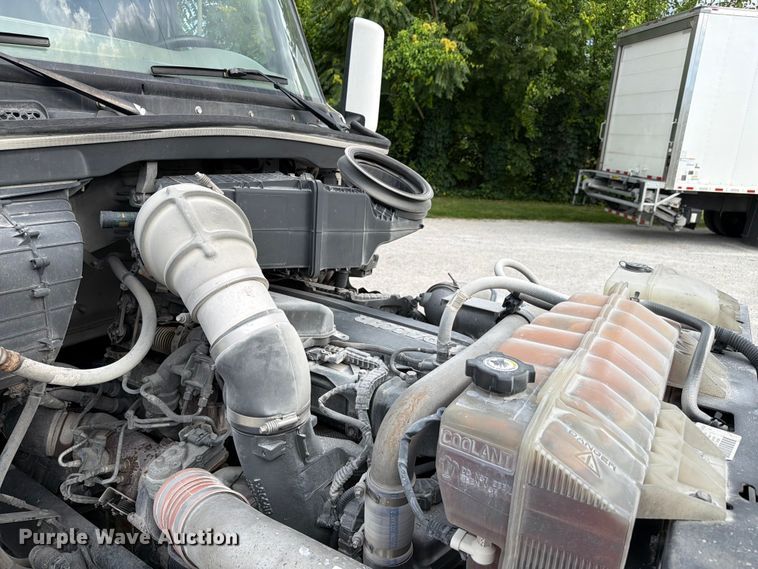 image for item FC3139 2020 Peterbilt 579 semi truck