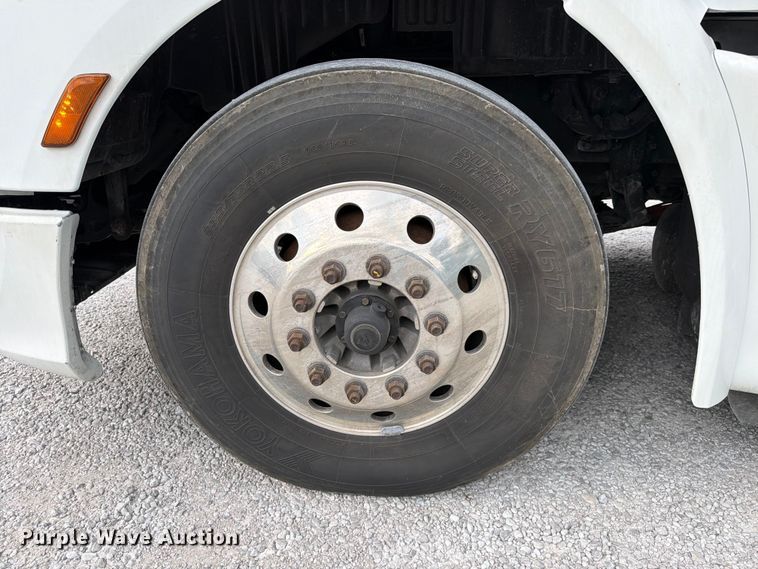 image for item FC3139 2020 Peterbilt 579 semi truck