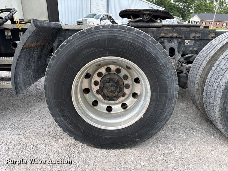 image for item FC3139 2020 Peterbilt 579 semi truck