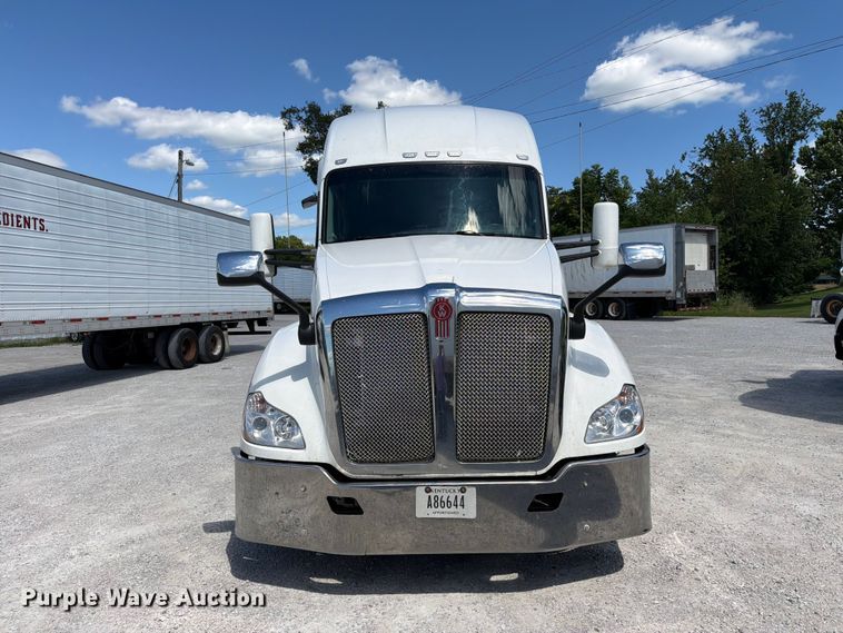 image for item FC3141 2020 Kenworth T680 semi truck