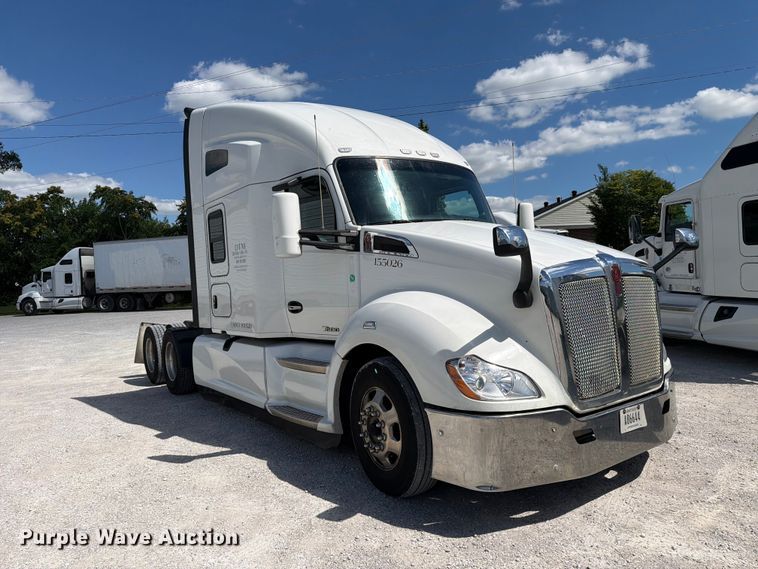 image for item FC3141 2020 Kenworth T680 semi truck