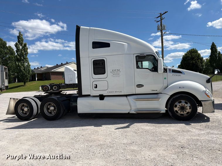 image for item FC3141 2020 Kenworth T680 semi truck