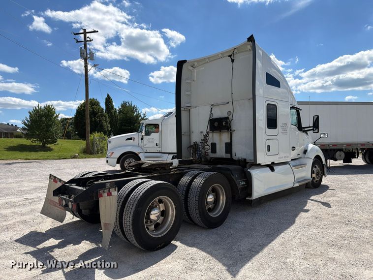 image for item FC3141 2020 Kenworth T680 semi truck