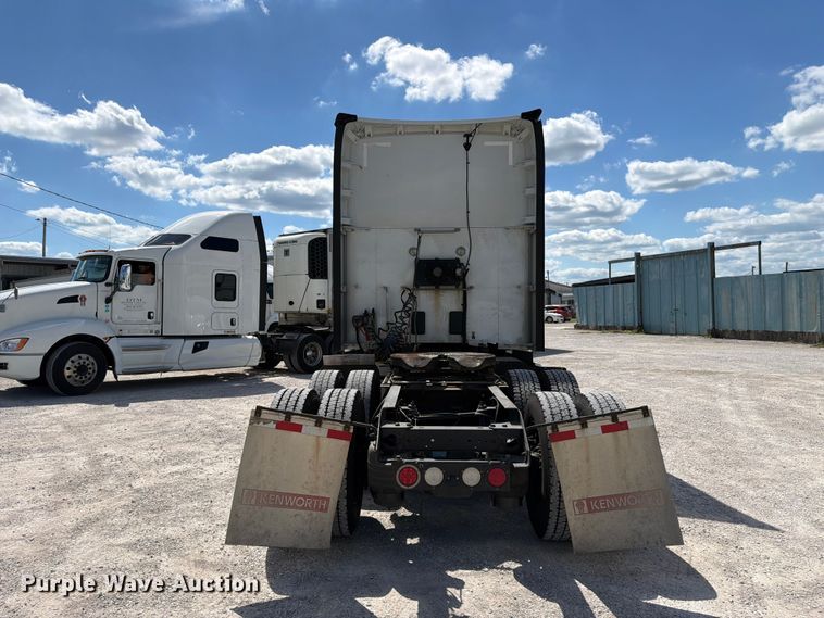 image for item FC3141 2020 Kenworth T680 semi truck