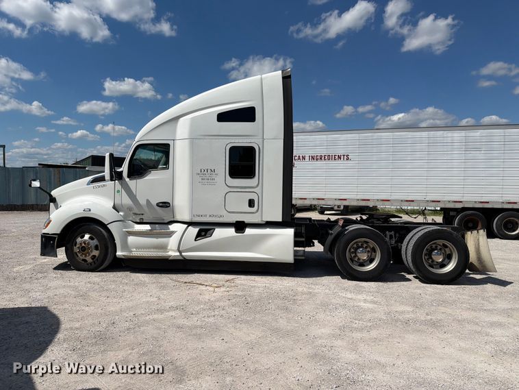 image for item FC3141 2020 Kenworth T680 semi truck
