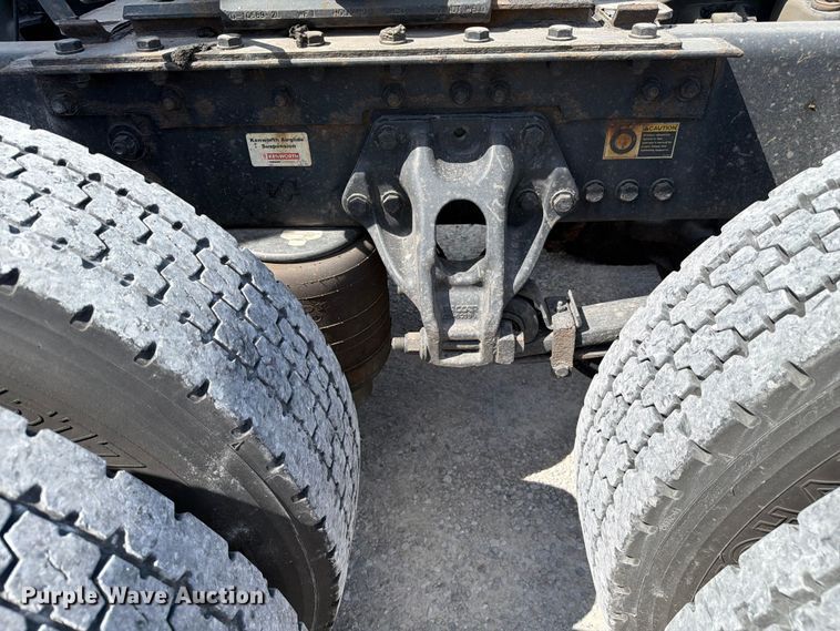 image for item FC3141 2020 Kenworth T680 semi truck