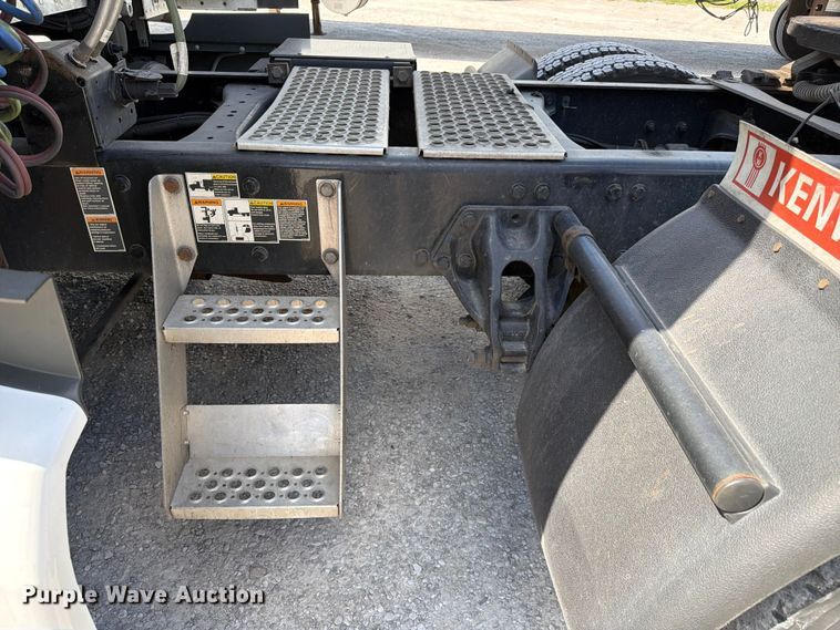 image for item FC3141 2020 Kenworth T680 semi truck