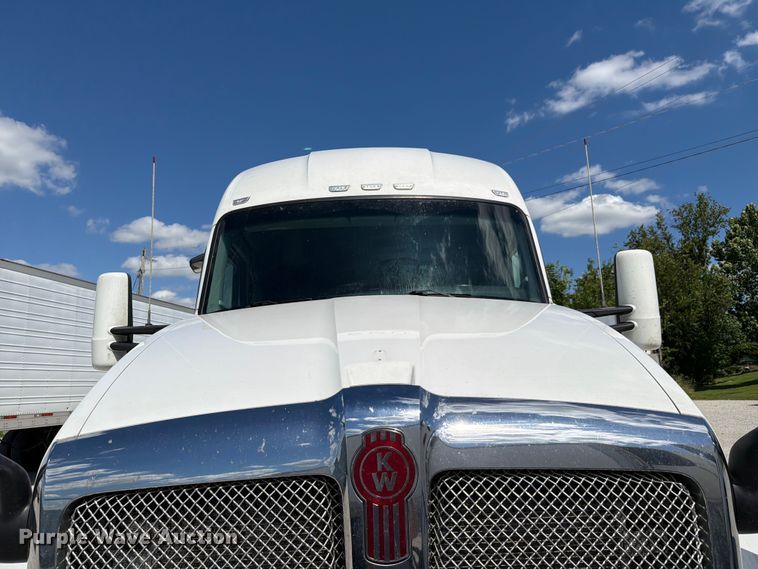 image for item FC3141 2020 Kenworth T680 semi truck