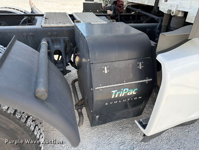 image for item FC3141 2020 Kenworth T680 semi truck
