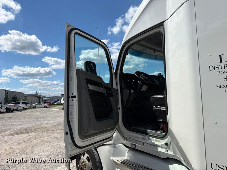image for item FC3141 2020 Kenworth T680 semi truck