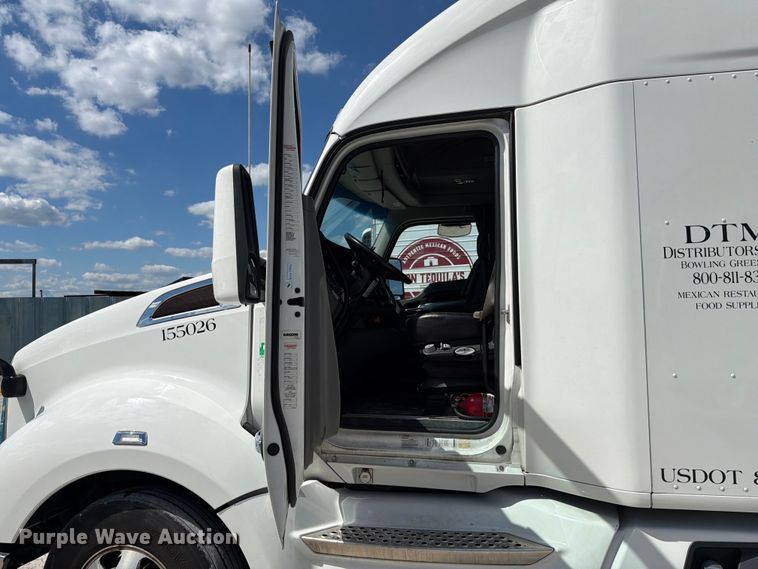 image for item FC3141 2020 Kenworth T680 semi truck