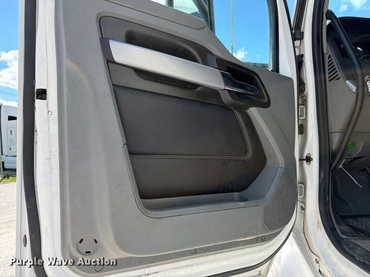 image for item FC3141 2020 Kenworth T680 semi truck