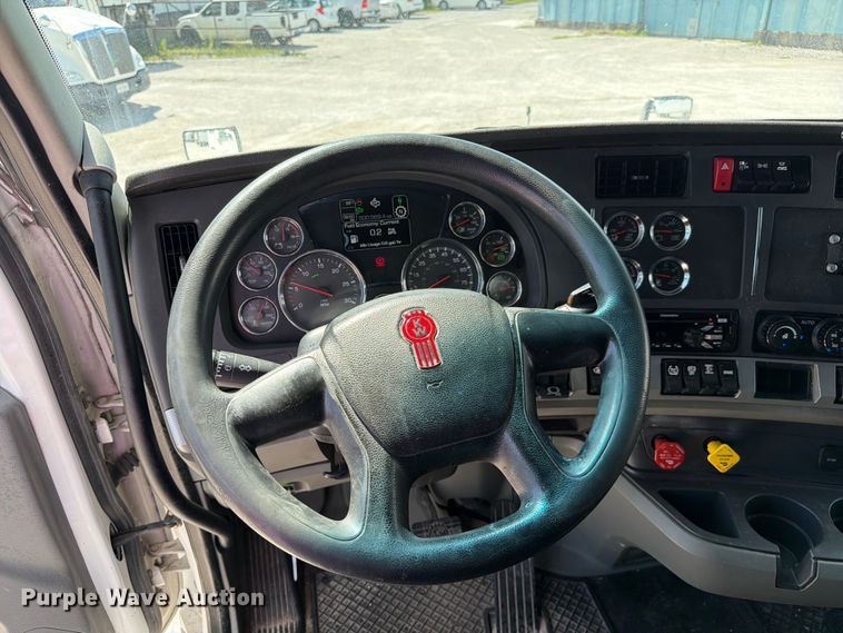 image for item FC3141 2020 Kenworth T680 semi truck