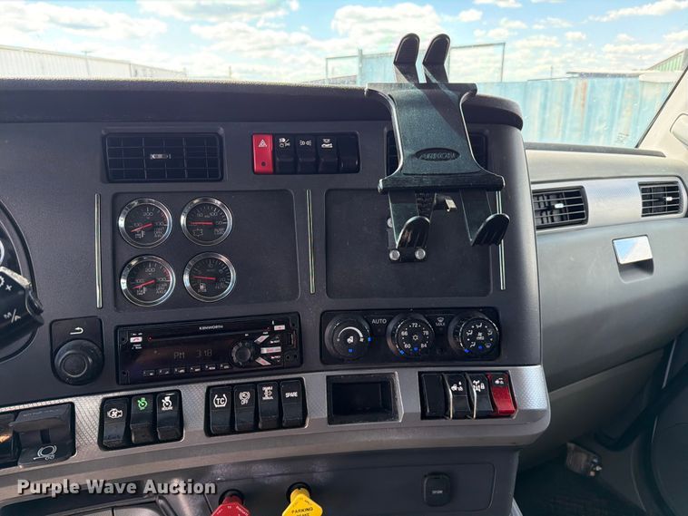 image for item FC3141 2020 Kenworth T680 semi truck