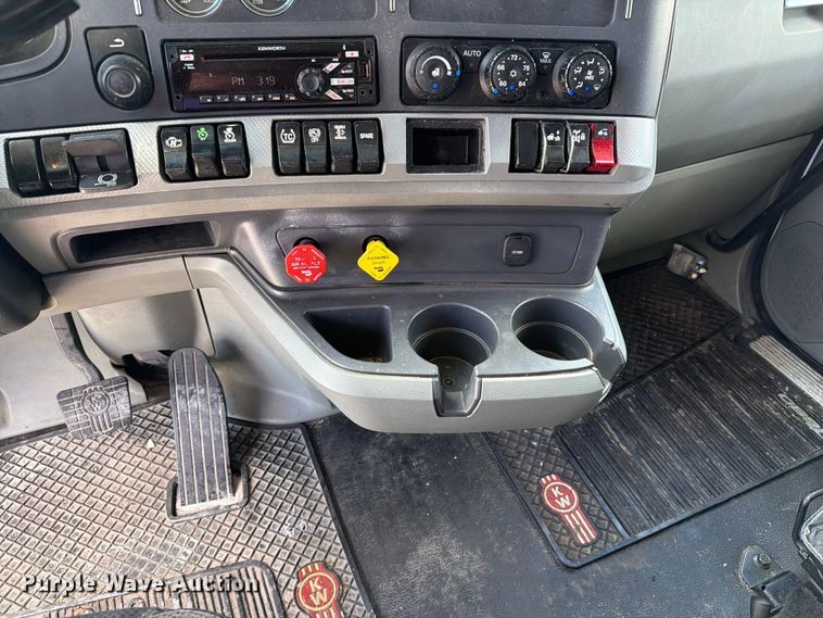 image for item FC3141 2020 Kenworth T680 semi truck