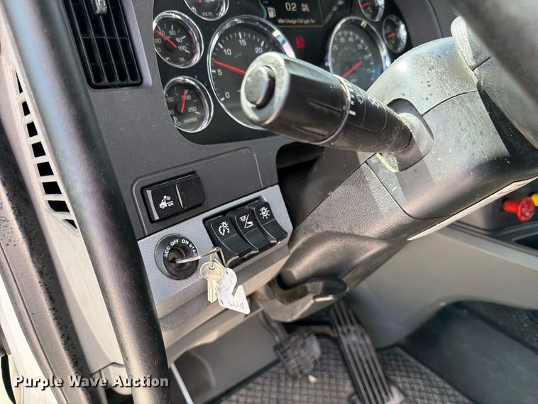 image for item FC3141 2020 Kenworth T680 semi truck