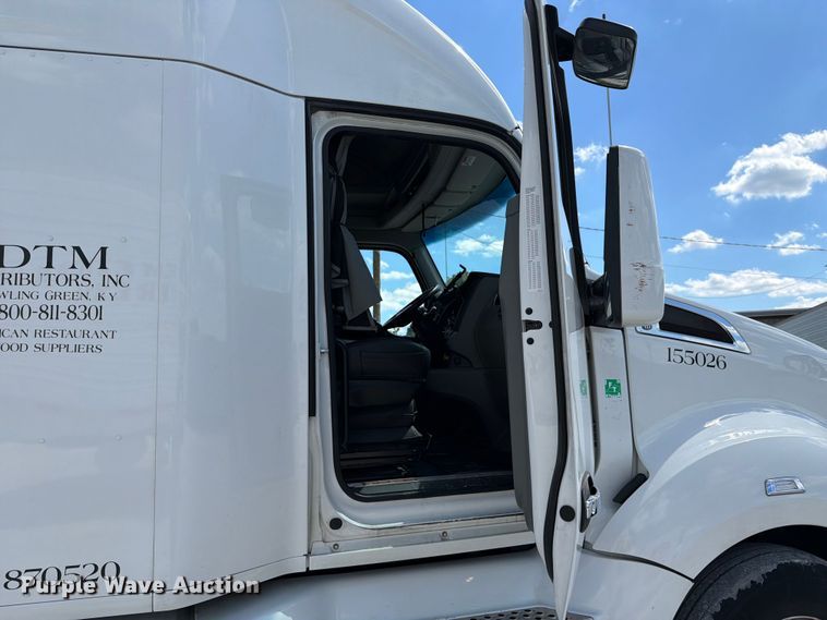 image for item FC3141 2020 Kenworth T680 semi truck