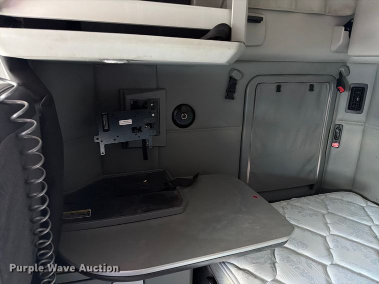 image for item FC3141 2020 Kenworth T680 semi truck