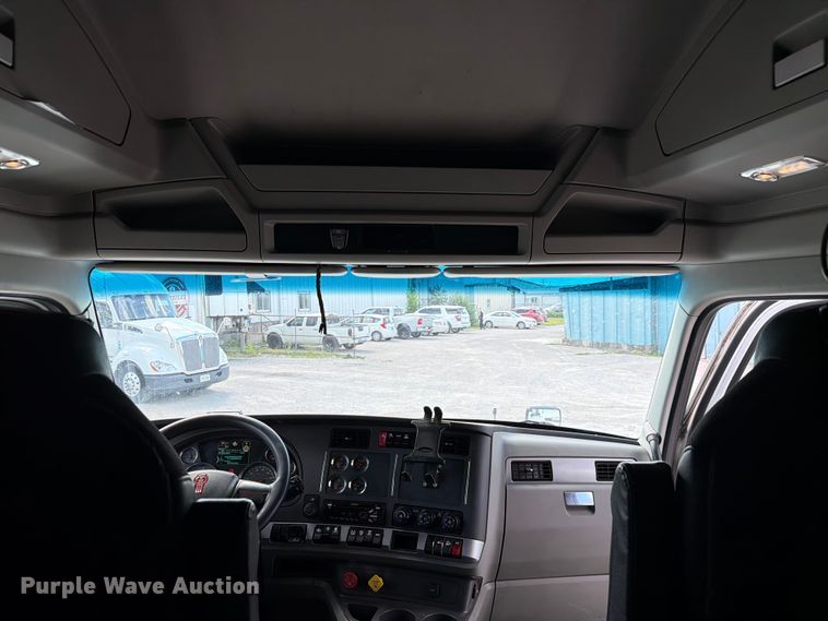 image for item FC3141 2020 Kenworth T680 semi truck