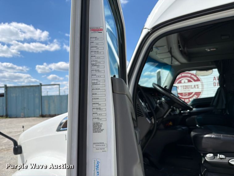 image for item FC3141 2020 Kenworth T680 semi truck