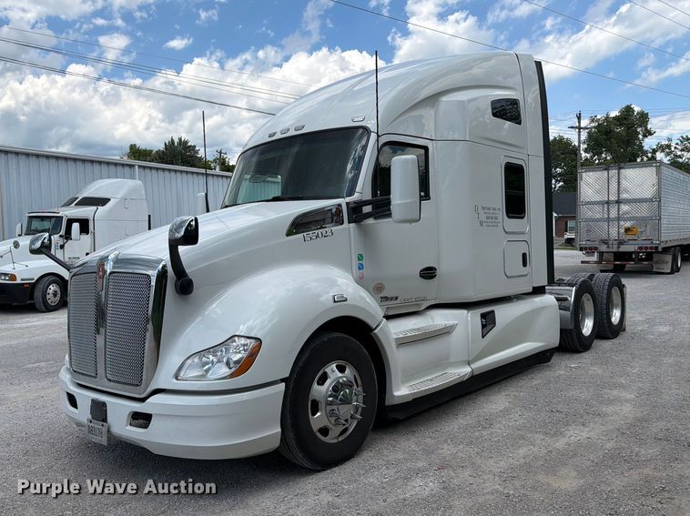 image for item FC3145 2020 Kenworth T680 semi truck