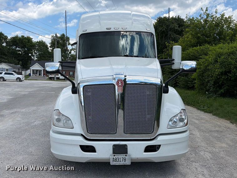 image for item FC3145 2020 Kenworth T680 semi truck