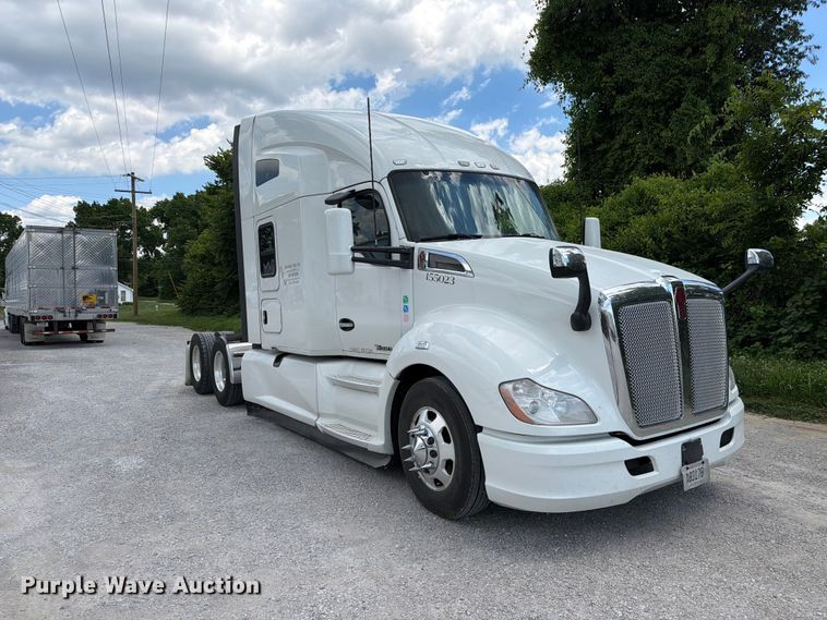 image for item FC3145 2020 Kenworth T680 semi truck