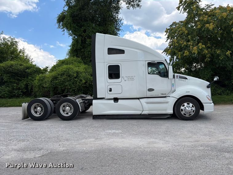 image for item FC3145 2020 Kenworth T680 semi truck