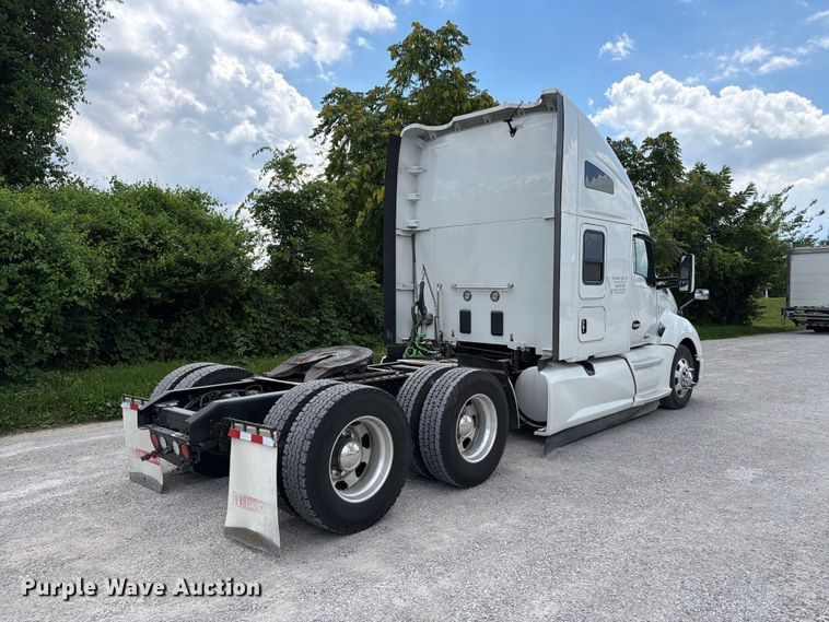 image for item FC3145 2020 Kenworth T680 semi truck