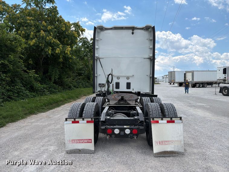 image for item FC3145 2020 Kenworth T680 semi truck