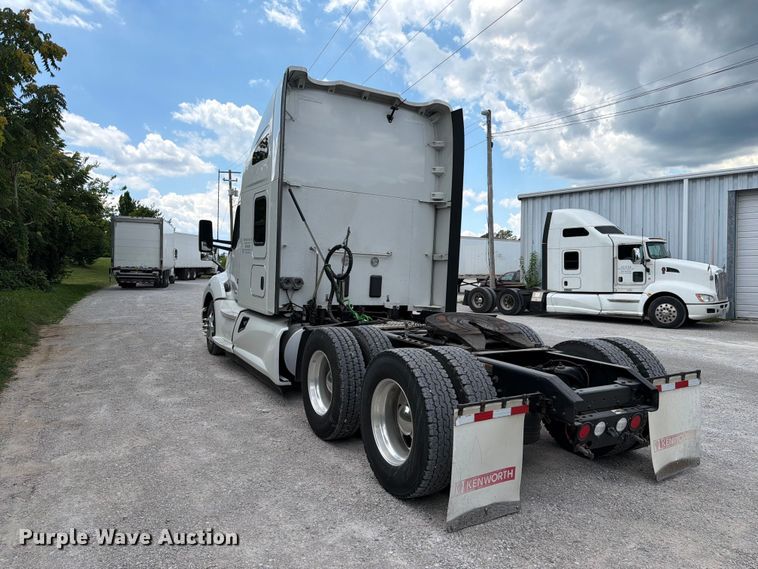 image for item FC3145 2020 Kenworth T680 semi truck