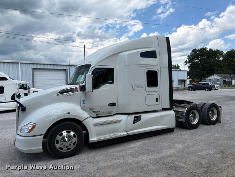 image for item FC3145 2020 Kenworth T680 semi truck