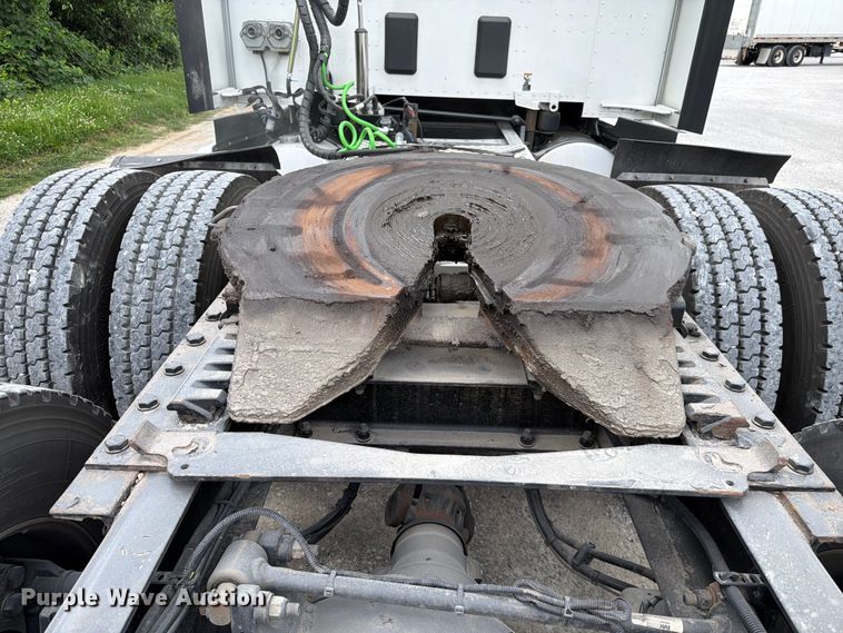 image for item FC3145 2020 Kenworth T680 semi truck