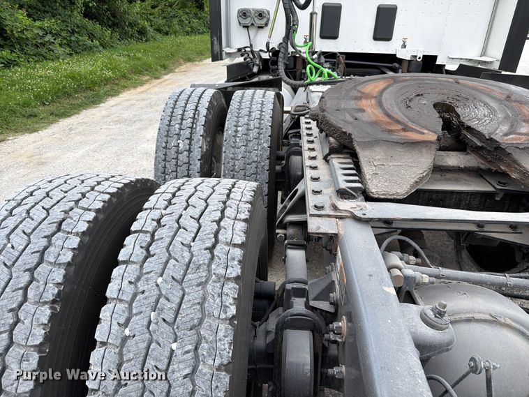 image for item FC3145 2020 Kenworth T680 semi truck