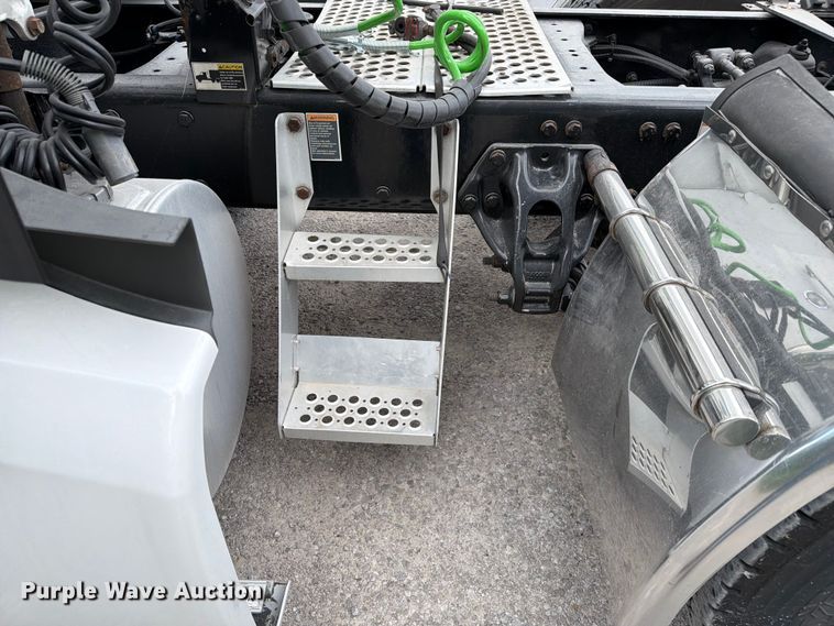 image for item FC3145 2020 Kenworth T680 semi truck