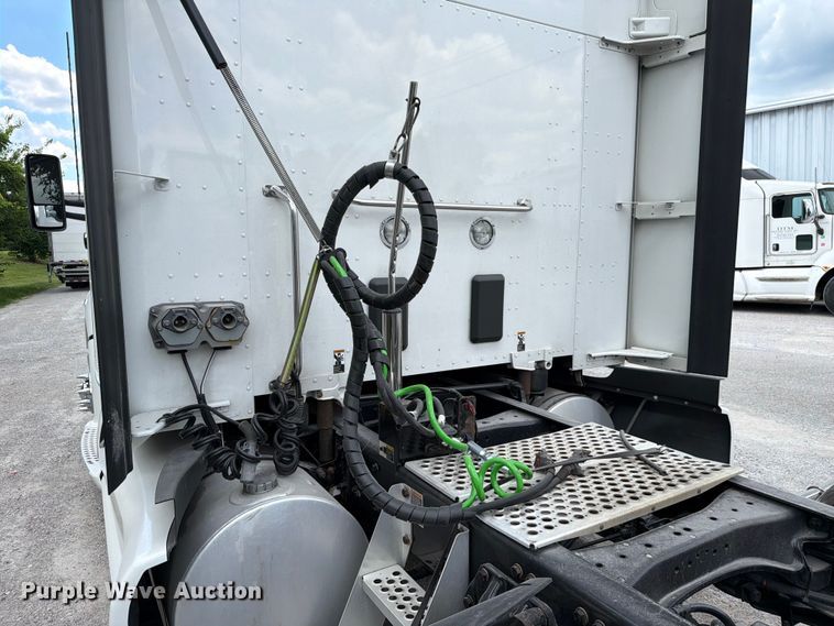 image for item FC3145 2020 Kenworth T680 semi truck