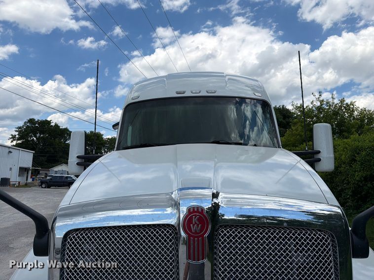 image for item FC3145 2020 Kenworth T680 semi truck