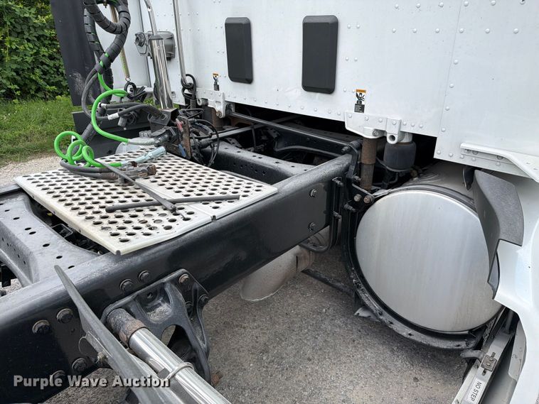 image for item FC3145 2020 Kenworth T680 semi truck