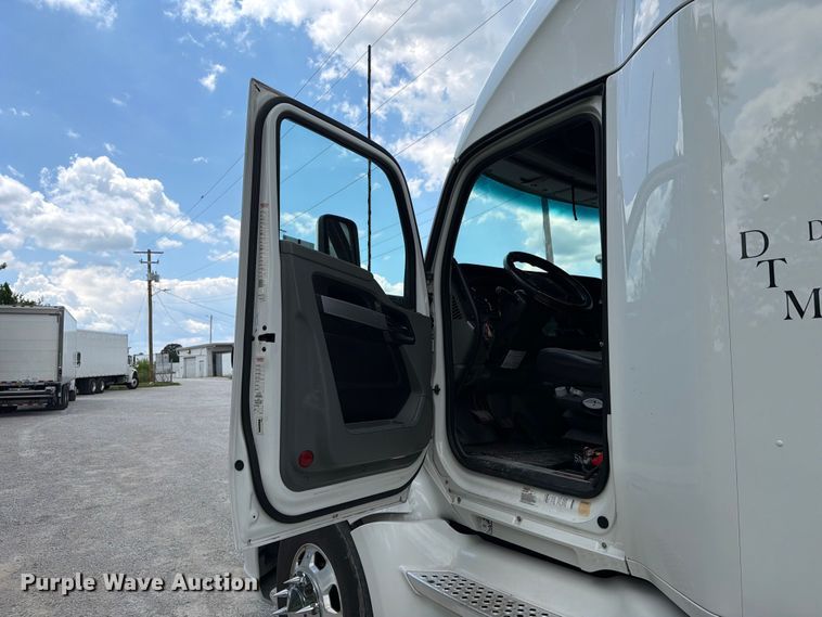 image for item FC3145 2020 Kenworth T680 semi truck