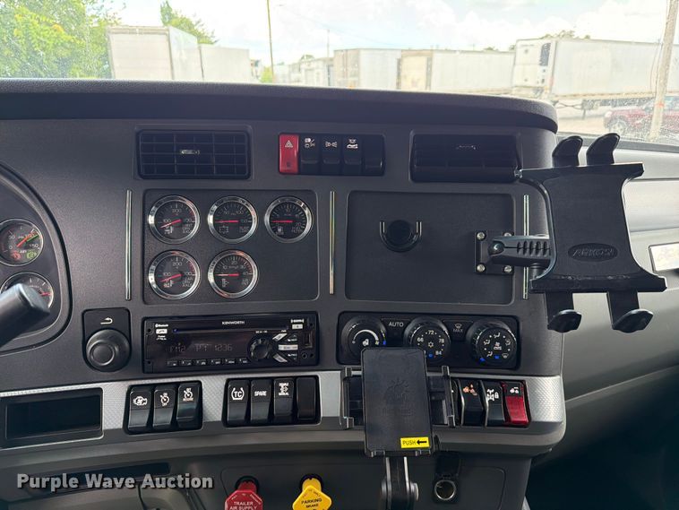 image for item FC3145 2020 Kenworth T680 semi truck