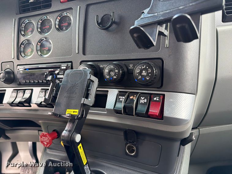 image for item FC3145 2020 Kenworth T680 semi truck