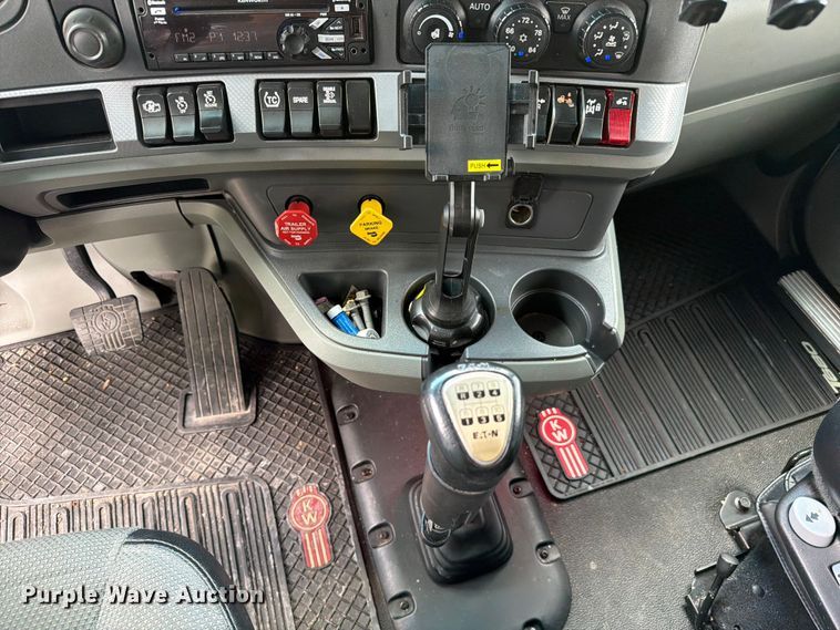 image for item FC3145 2020 Kenworth T680 semi truck