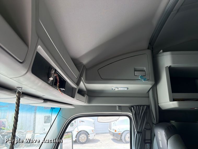 image for item FC3145 2020 Kenworth T680 semi truck