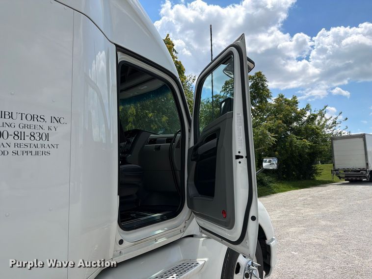 image for item FC3145 2020 Kenworth T680 semi truck