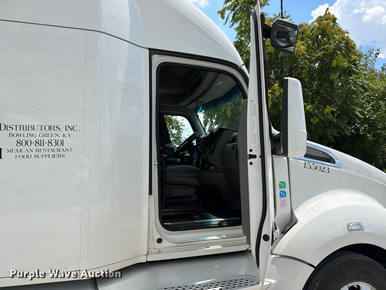 image for item FC3145 2020 Kenworth T680 semi truck