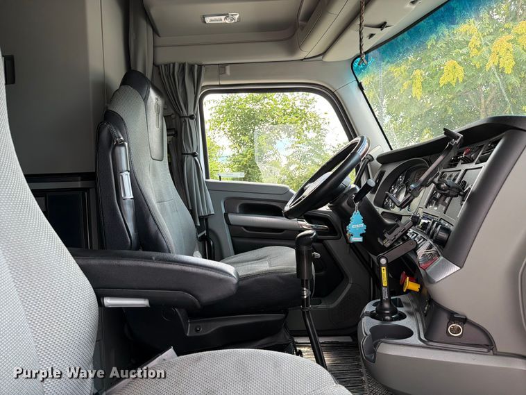 image for item FC3145 2020 Kenworth T680 semi truck