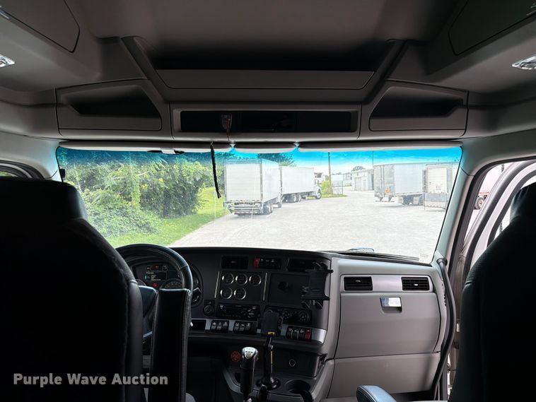 image for item FC3145 2020 Kenworth T680 semi truck